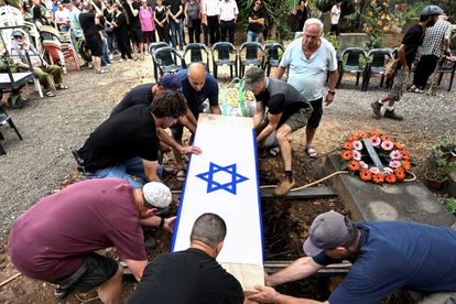 Amigos y familia dan sepultura a Roi Popplewell, un ciudadano británico que murió a causa del ataque del grupo Hamás en el kibutz de Nirim, momento en el que su madre y su hermano fueron tomados como rehenes, este viernes en Israel.
