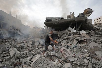 Un palestino inspecciona un edificio destruido tras los ataques aéreos israelíes en la ciudad de Gaza, este viernes.