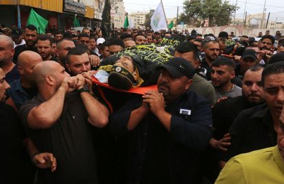 Funeral de Osayed Hmaidat, de 17 años, en el campo de refugiados palestinos de al-Jalazone, al norte de la ciudad cisjordana de Ramala, este vierntes.