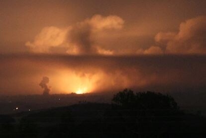 Bolas de fuego elevándose sobre Gaza, en una imagen tomada desde la ciudad israelí de Sderot.