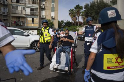 Paramédicos israelíes evacúan a un hombre herido, tras el impacto de un misil disparado desde Gaza, este viernes en Tel Aviv, Israel.