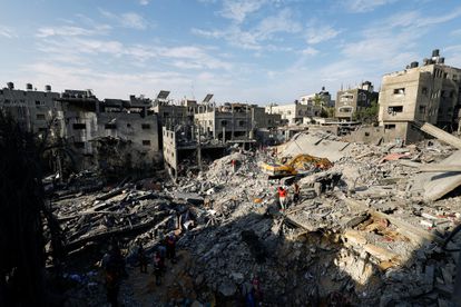 Trabajos de desescombro en Jan Yunis tras los bombardeos israelíes sobre la ciudad. 